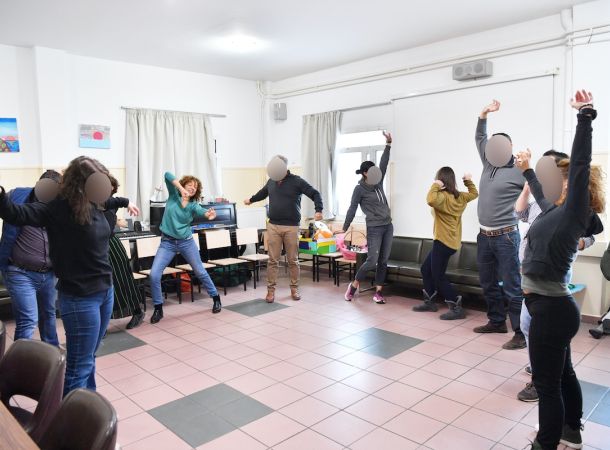 χρησιμοποιούμε τα στοιχεία εκείνα της παραδοσιακής (hatha) γιόγκα που είναι χρήσιμα στους νοσηλευόμενους, ώστε μέσα από μια σύγχρονη, ολιστική προσέγγιση, να αποκτήσουν καλύτερη ποιότητα ζωής.