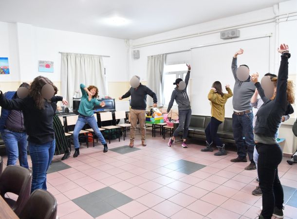 χρησιμοποιούμε τα στοιχεία εκείνα της παραδοσιακής (hatha) γιόγκα που είναι χρήσιμα στους νοσηλευόμενους, ώστε μέσα από μια σύγχρονη, ολιστική προσέγγιση, να αποκτήσουν καλύτερη ποιότητα ζωής.